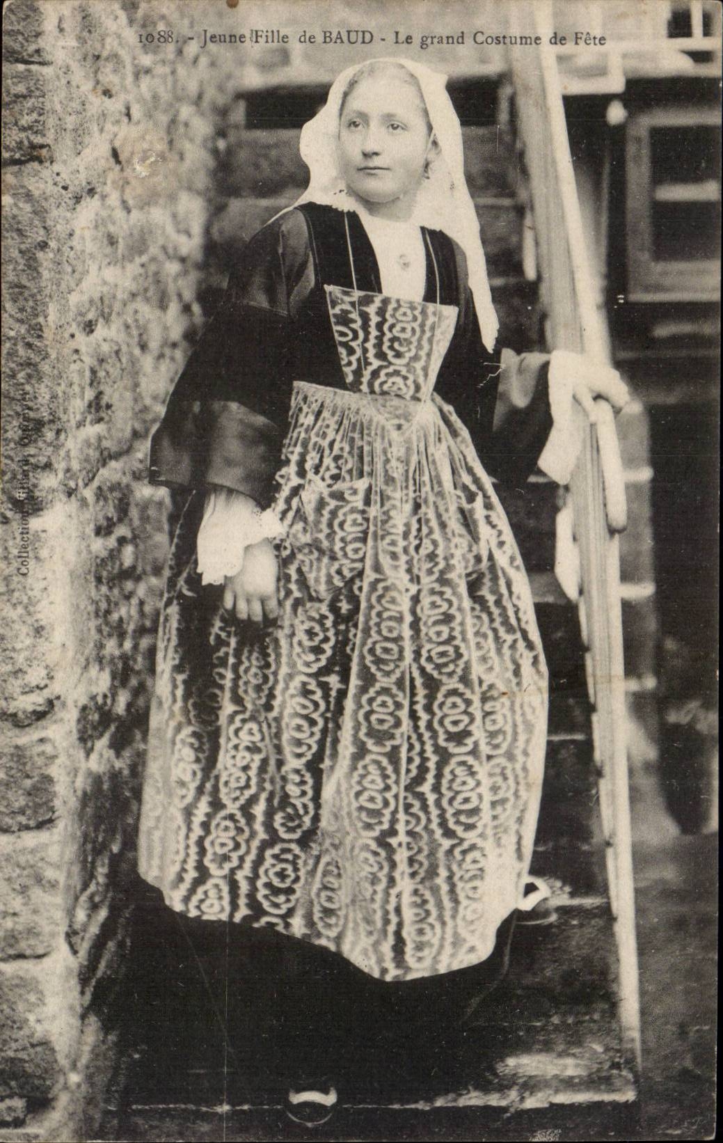 CPA Folklore Costume Jeune fille de Baud Le grand costume de fete