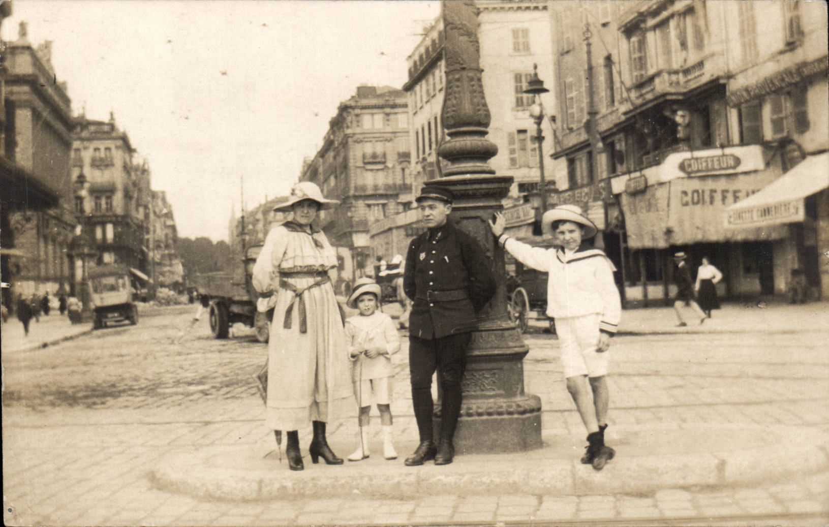 Famille et militaire devant un monument urbain — Paris, rue de la Paix — éditeur CPAPHIL, n° de série non visible