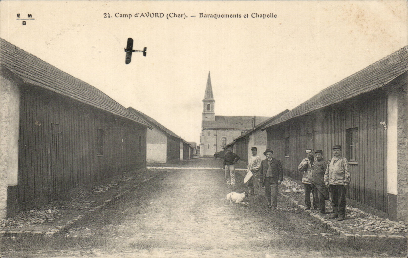 Camp d'Avord (Cher) — Baraquements et Chapelle — Éditeur E.M. B, n°24