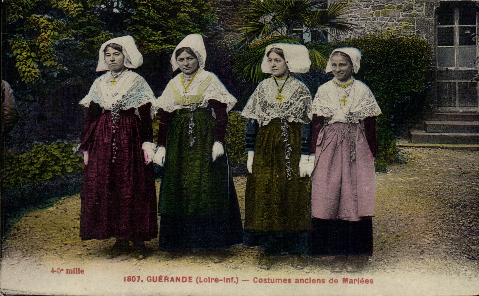CPA Guerande Costumes anciens de mariees Folklore Costume