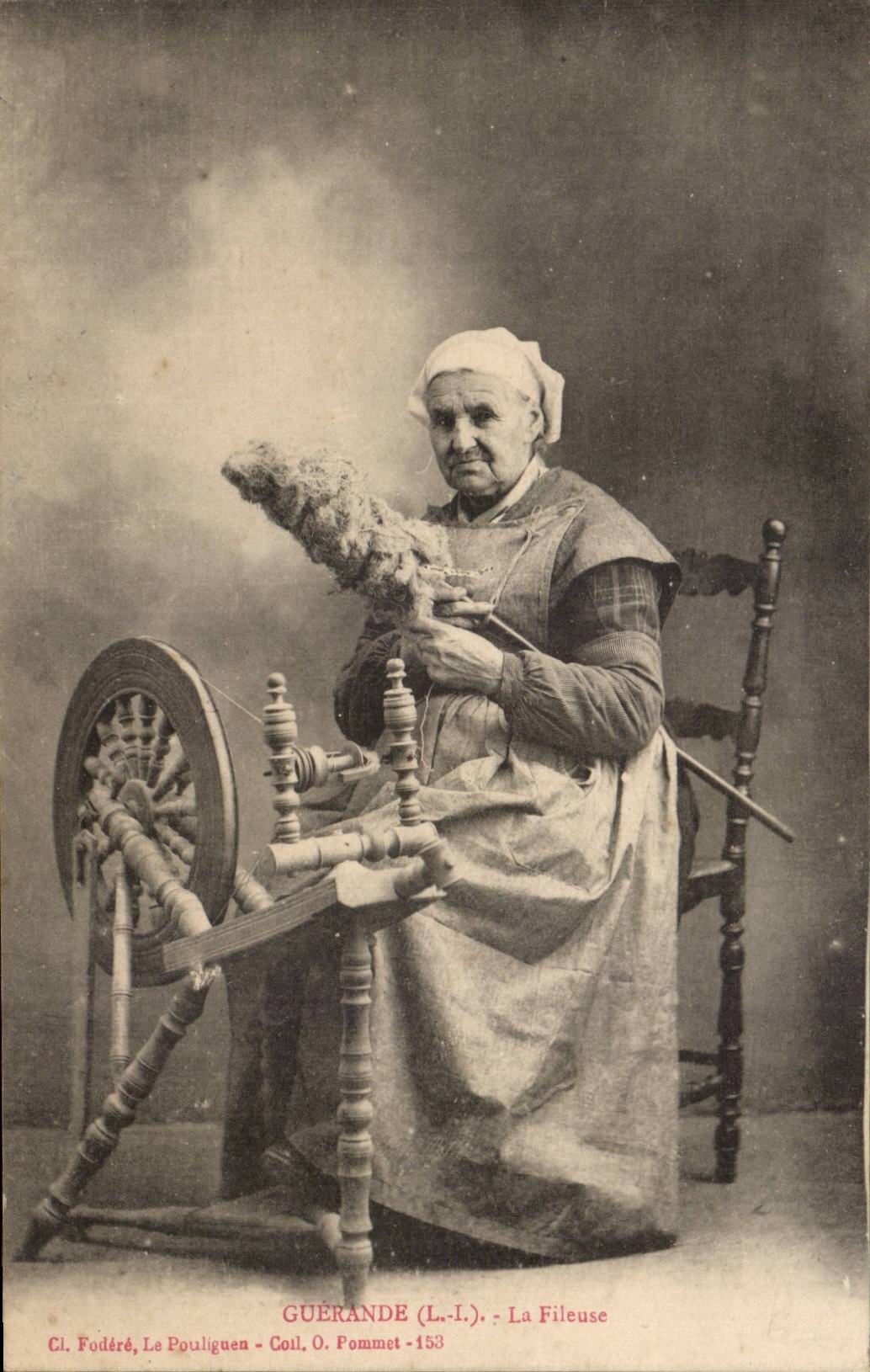 CPA Guerande La fileuse Folklore costume