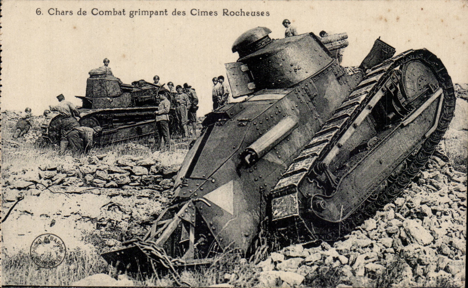 CPA Militaria Tank Chars de combat grimpant des cimes rocheueses