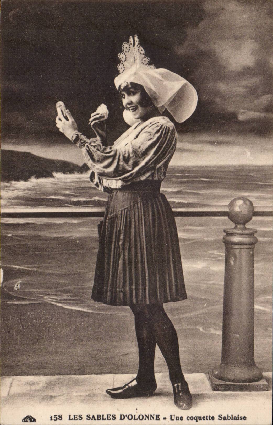 CPA Folklore Costume Les Sables d'Olonne Une coquette sablaise