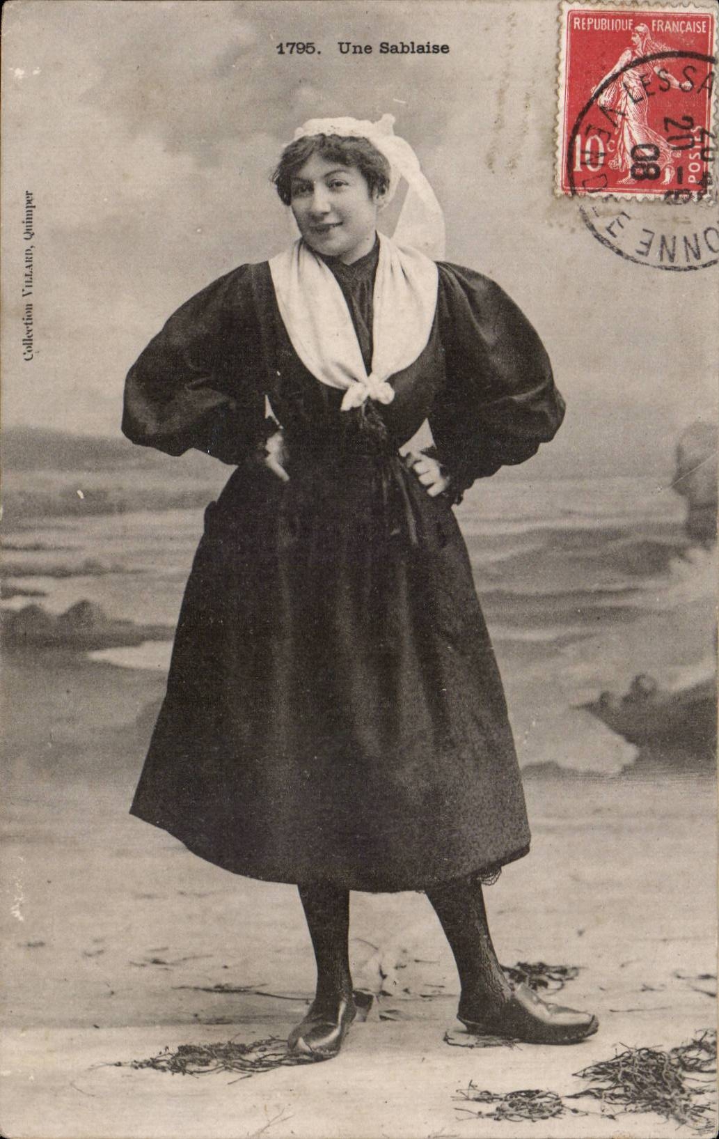 CPA Folklore Costume Les Sables d'Olonne Une sablaise