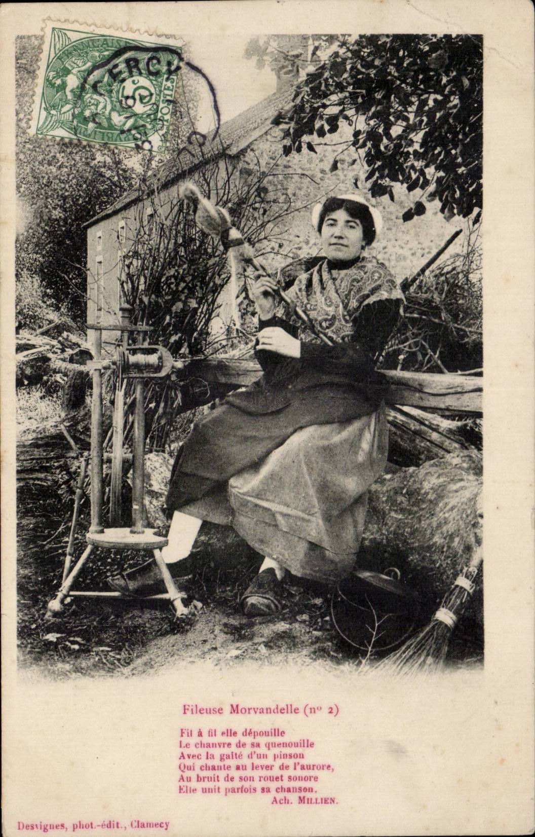 CPA Folklore Costume Fileuese Morvandelle 