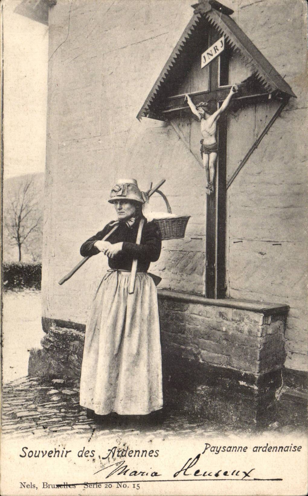CPA Folklore Costume Souvenir des Ardennes Paysanne ardennaise