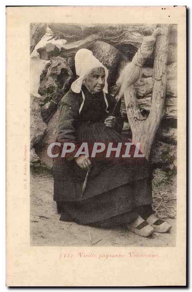 CPA Folklore Costume Vieille paysanne vendeenne Fileuse