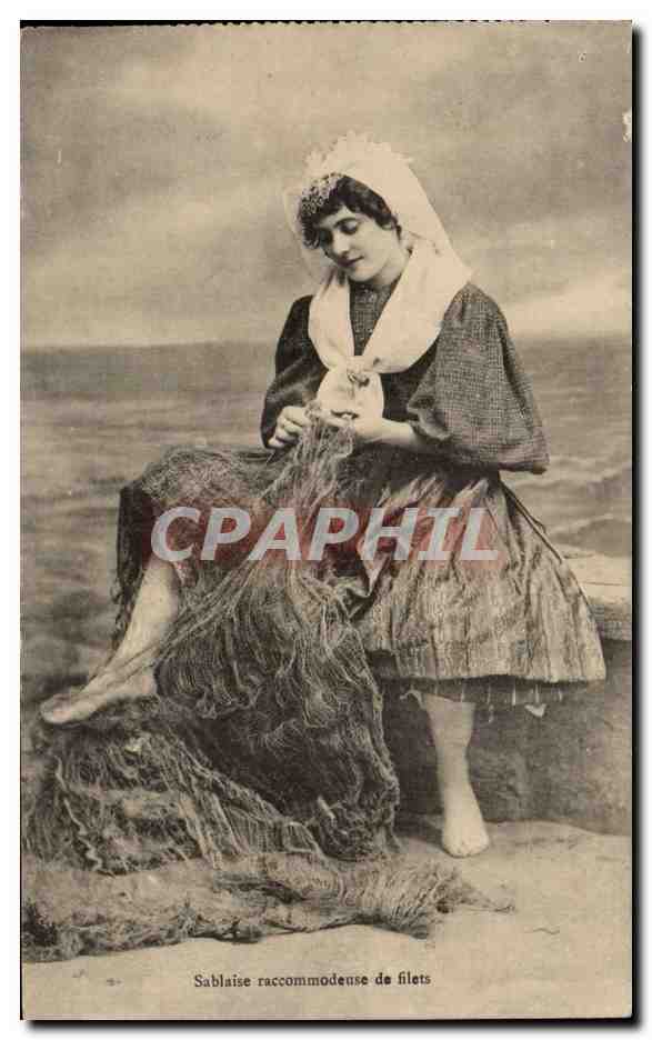 CPA Folklore Costume Sablaise raccomodeuse de filets 