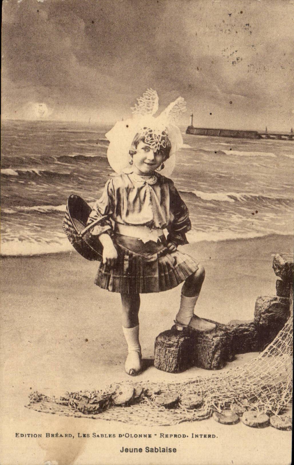 CPA Folklore Costume Les Sables d'Olonne Jeune sablaise
