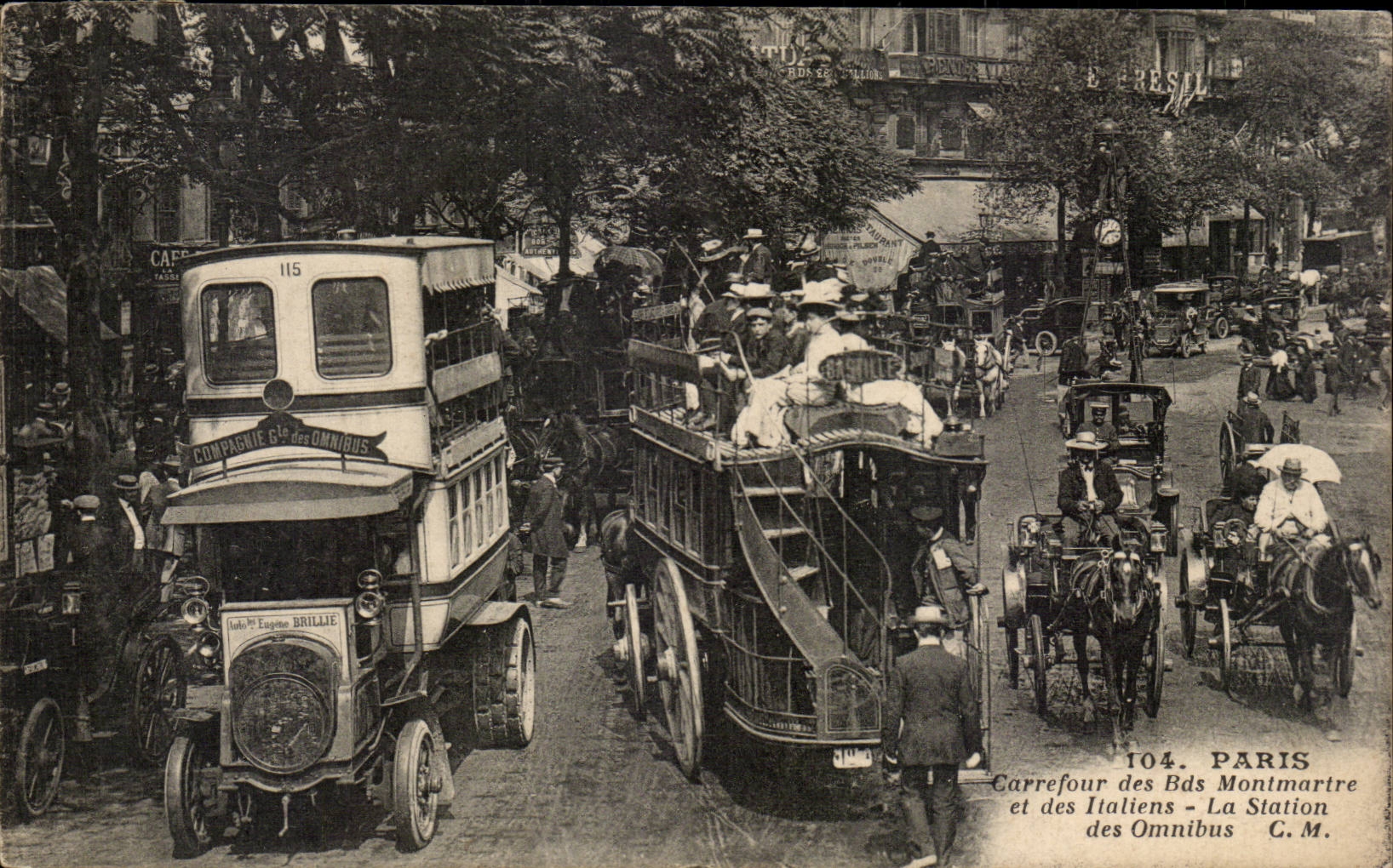 CPA Paris CArrefour des boulevards Montmartre et des Italiens La station des omnibus Imperiale TOP