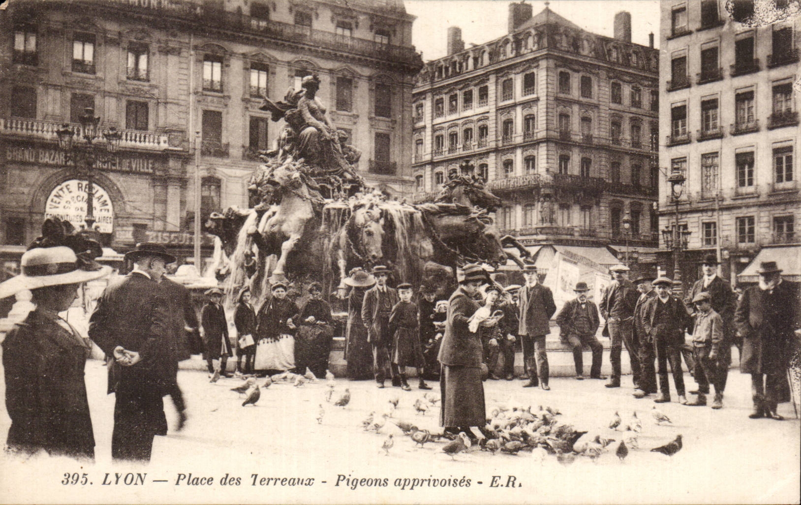 CPA Lyon Place des Terreaux Pigeons apprivoises