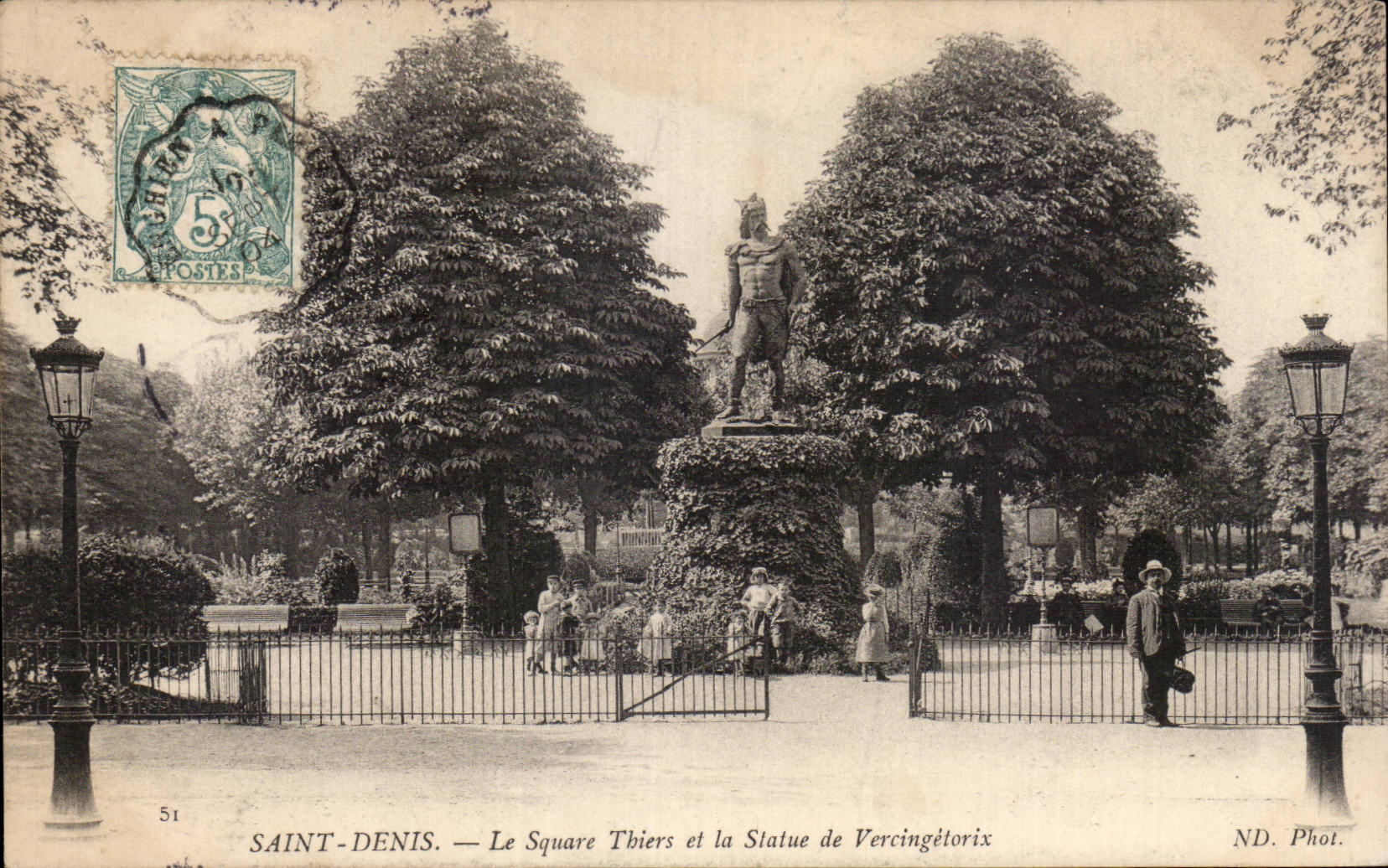 Saint-Denis — Le Square Thiers et la Statue de Vercingétorix — ND. Phot.