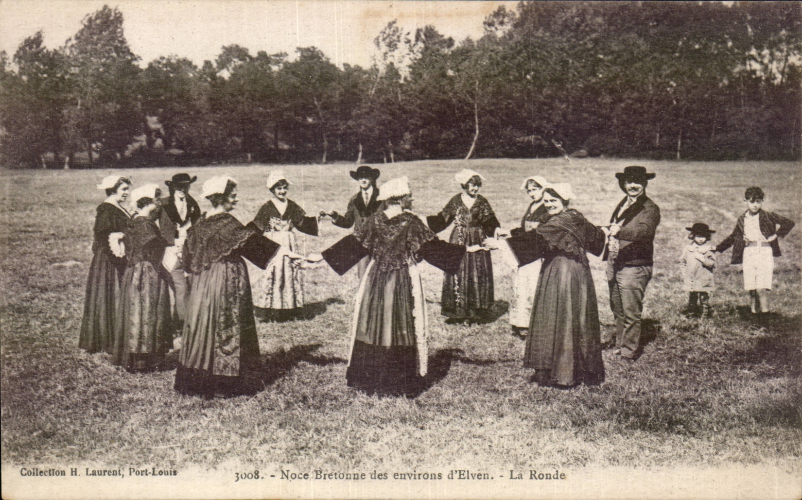 CPA Noce bretonne des environs d'Elven La ronde Folklore costume