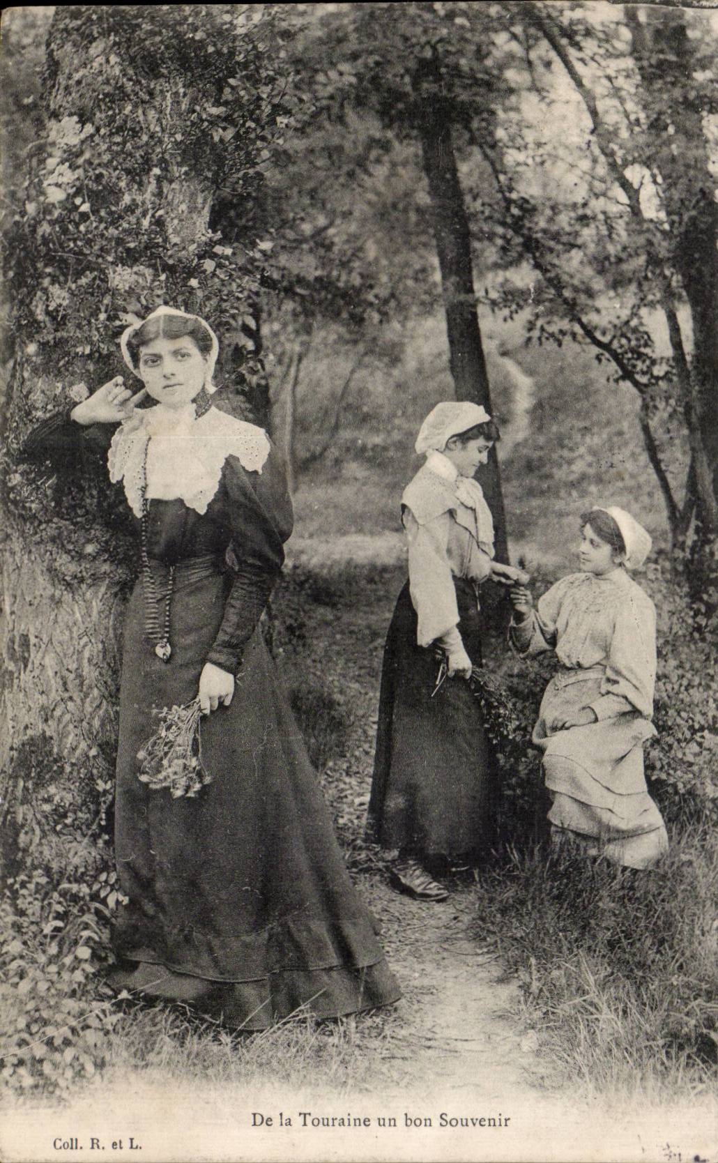 CPA Folklore Costume De la Touraine un bon souvenir 