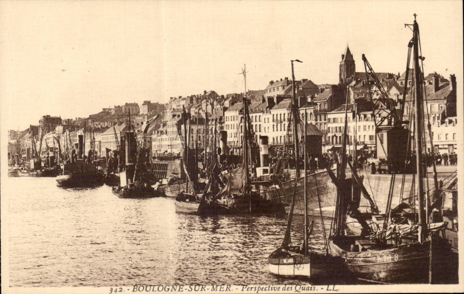 CPA Boulogne sur Mer Perspective des quais