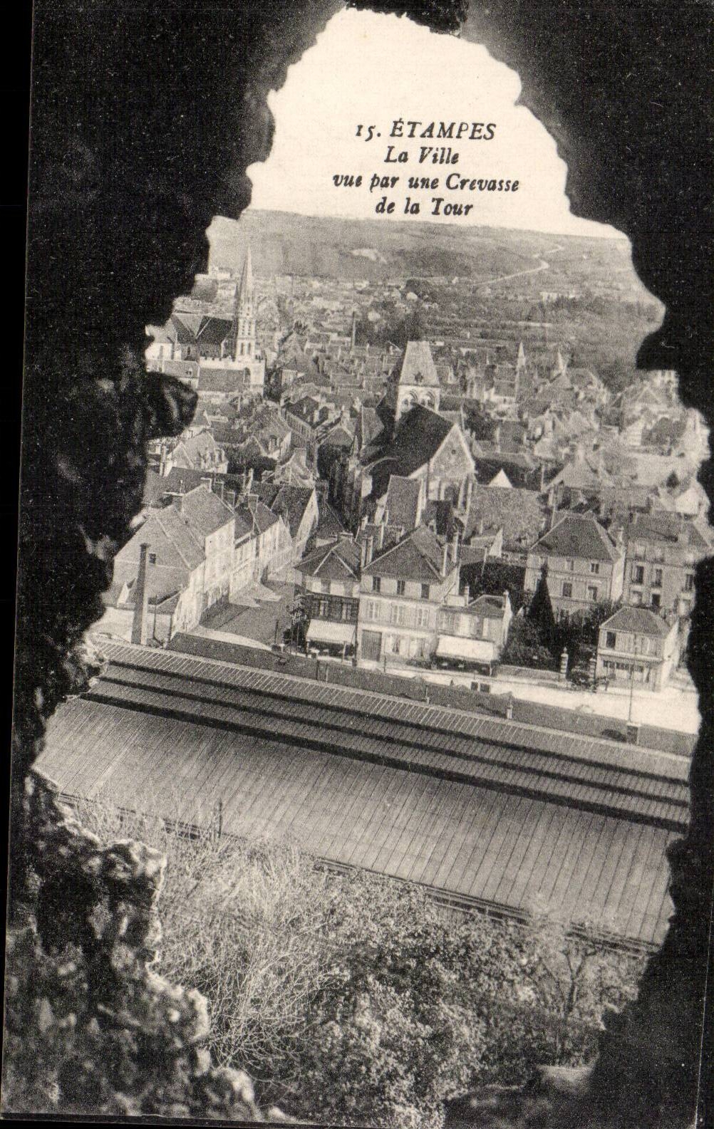 CPA Etampes La ville vue par une crevasse de la tour 