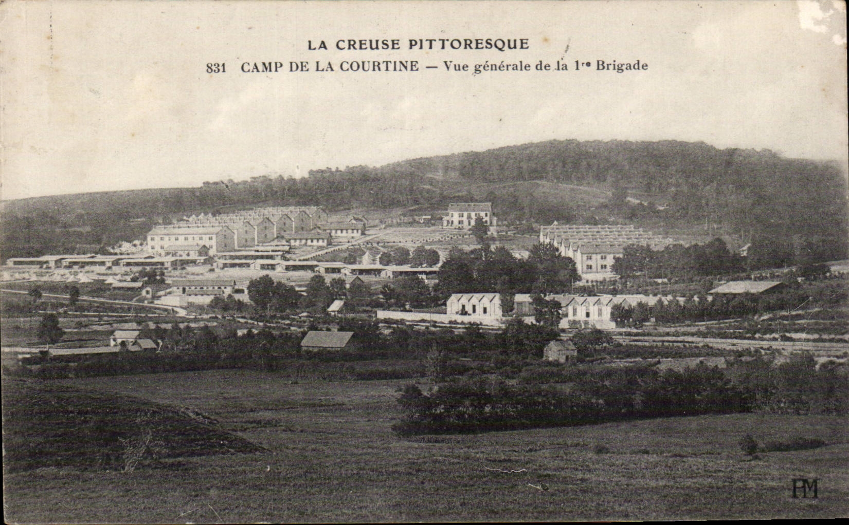 CPA Camp de la Courtine Vue generale de la 1ere brigade Militaria