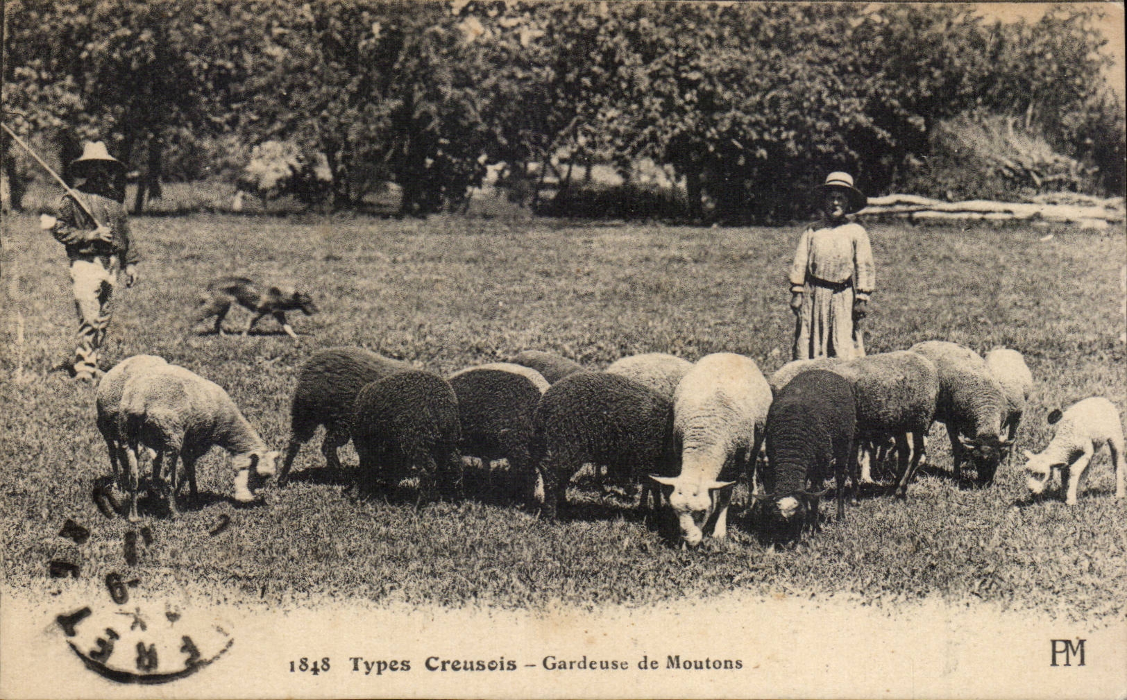 CPA Types creusois Gardeuse de moutons Elevage Creuse 