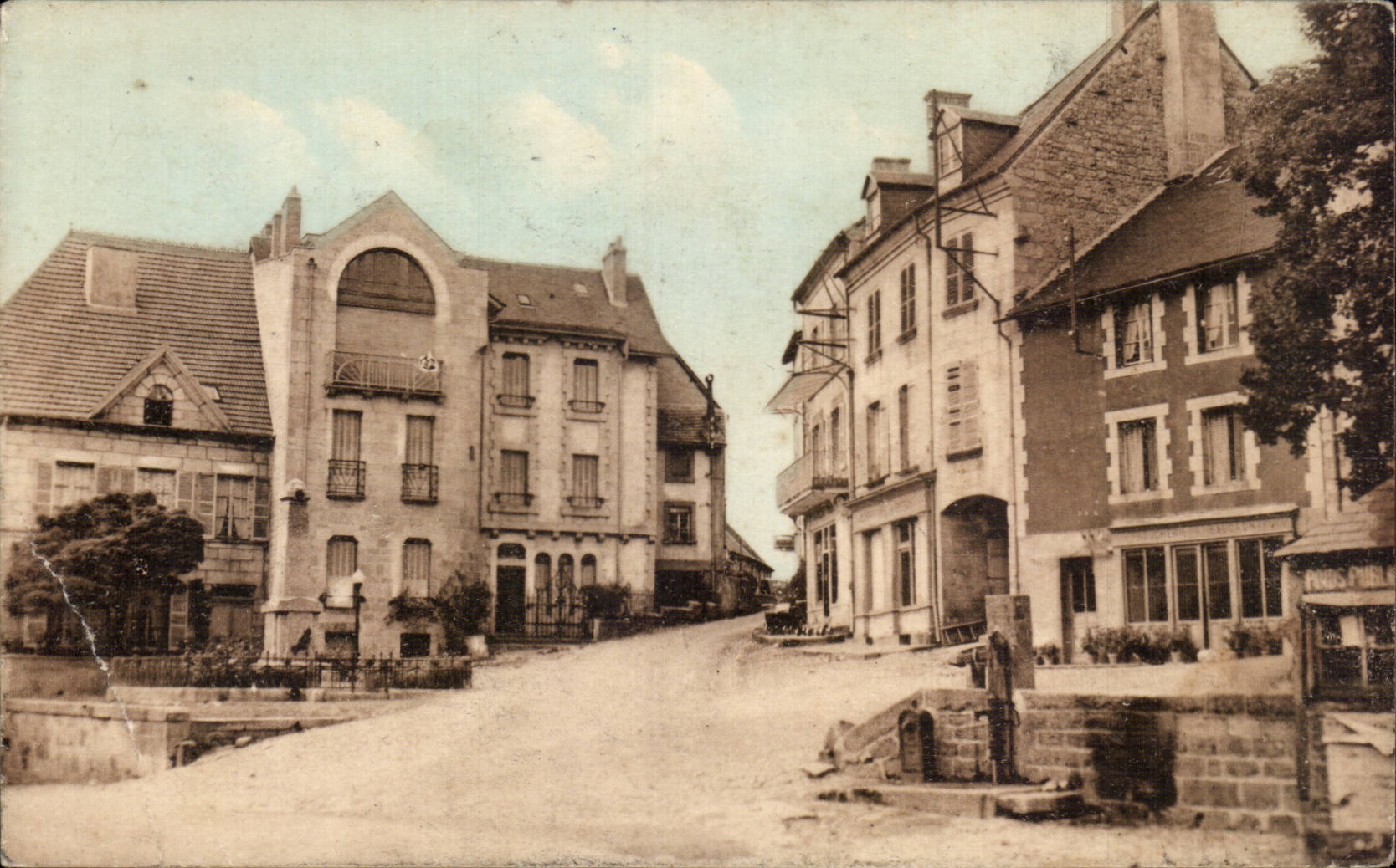 Crocq (Creuse) — La place du monument aux morts — Édition Joseph Rivet