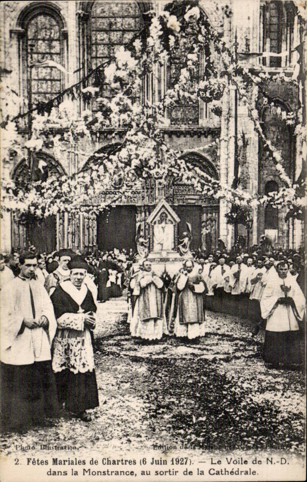 CPA Chartres Fetes mariales 6 juin 1927 Le voile de ND dans la Monstrance au sortir de la cathedrale