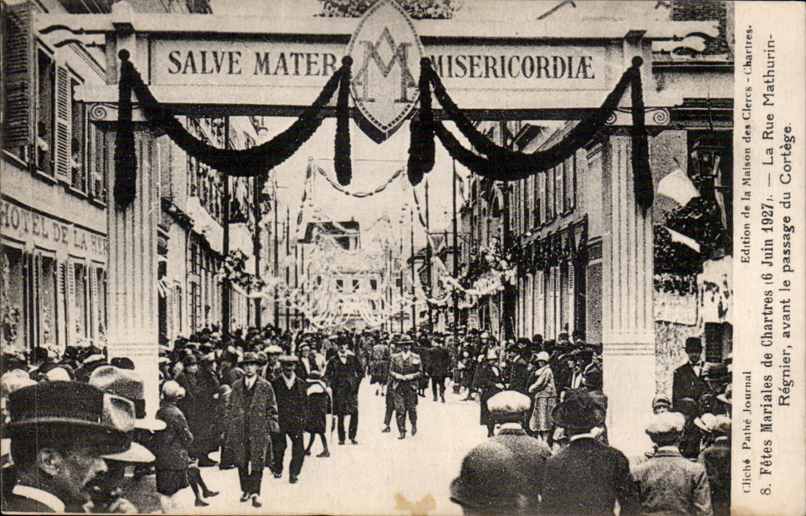 CPA Chartres Fetes mariales 6 juin 1927 La rue Mathruon Regnier avant le passage du cortege