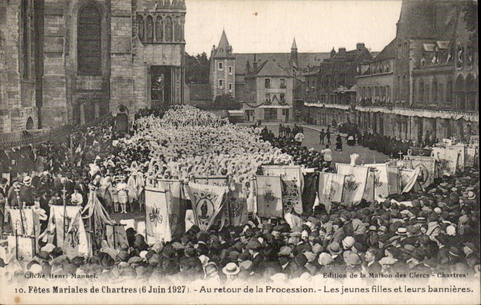 CPA Chartres Fetes mariales 6 juin 1927 Au retour de la procession Les jeunes filles et leurs bannieres