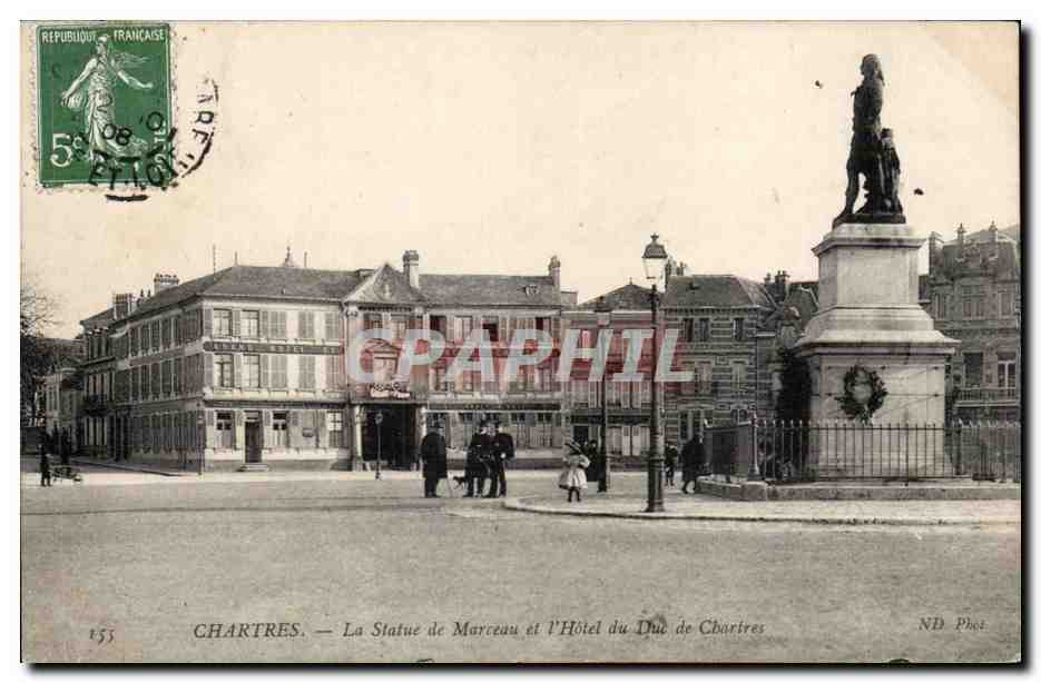CPA Chartres La statue de Marceau et l'hotel du duc de Chartres