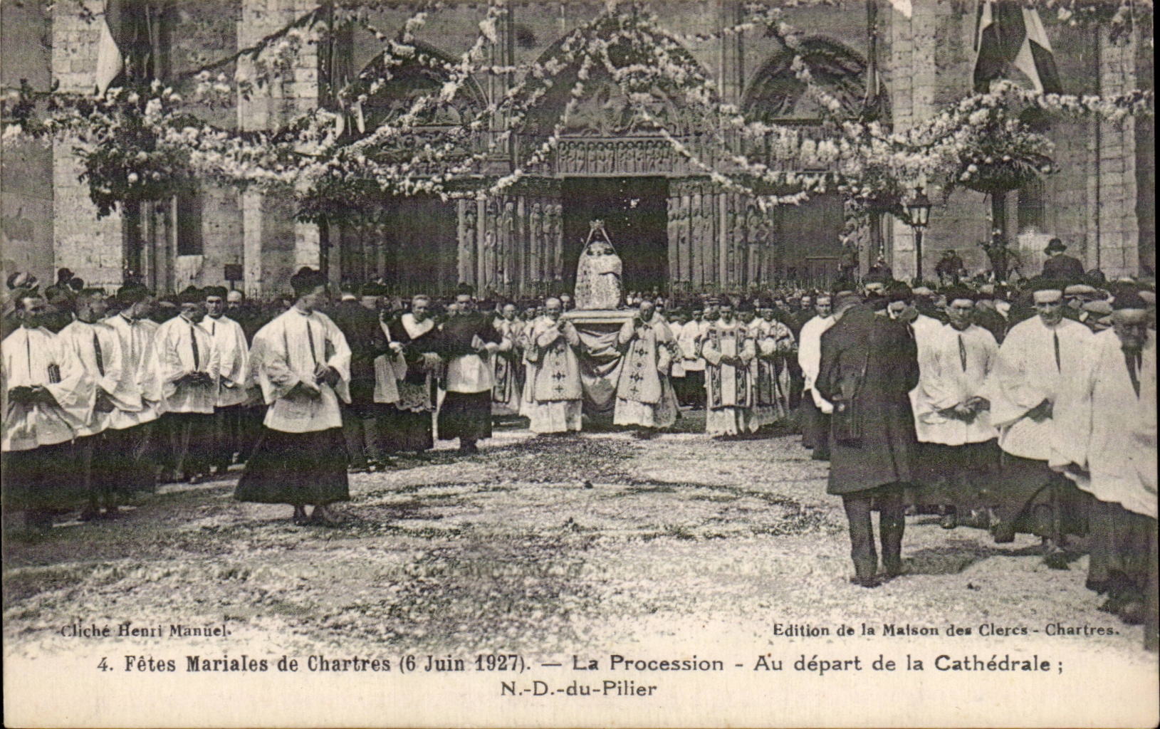 CPA Chartres Fetes mariales 6 juin 1927 La procession Au depart de la cathedrale ND du Pilier 