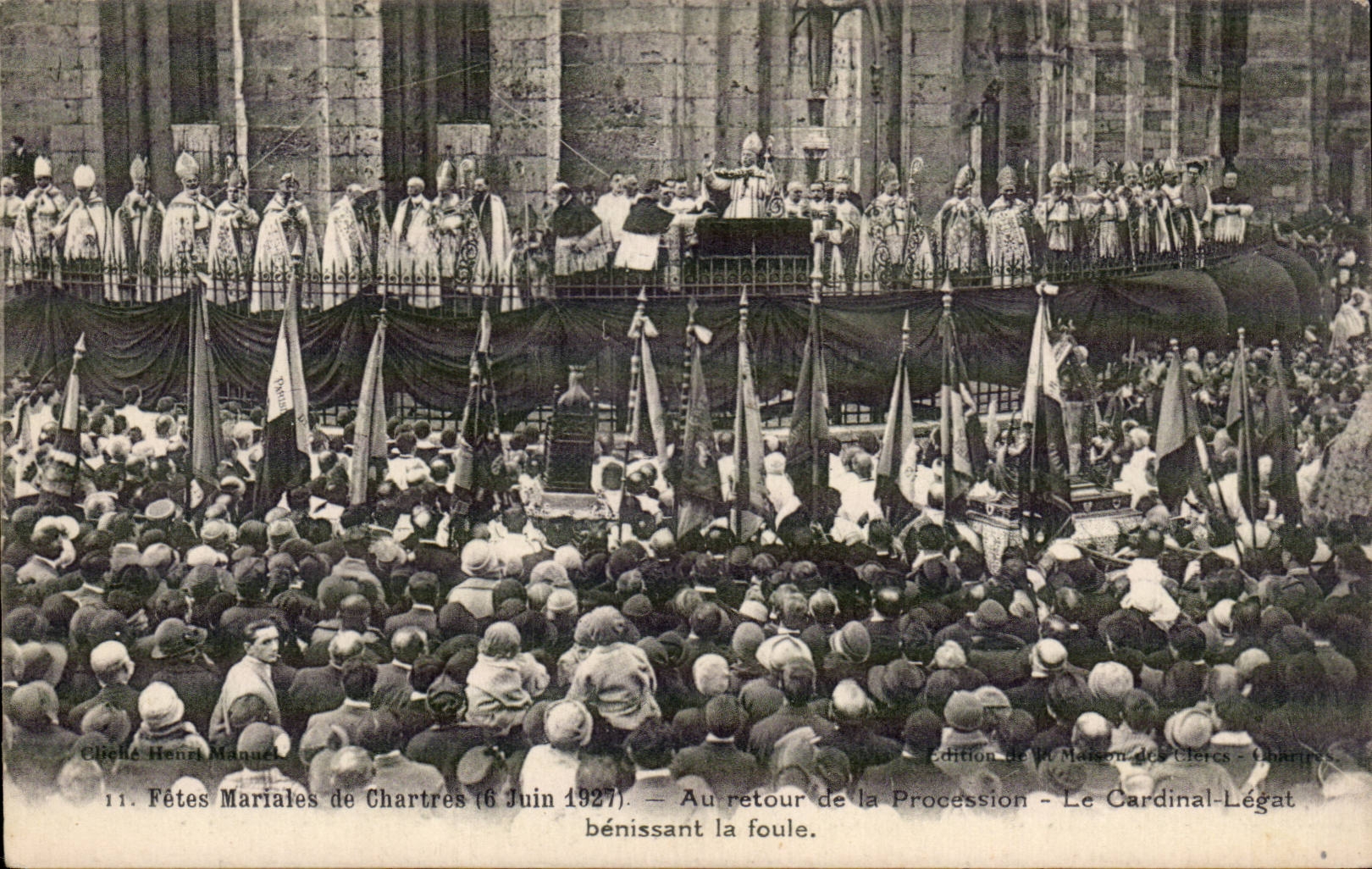 CPA Chartres Fetes mariales 6 juin 1927 Au retour de la procession Le cardinal Legat benissant la foule