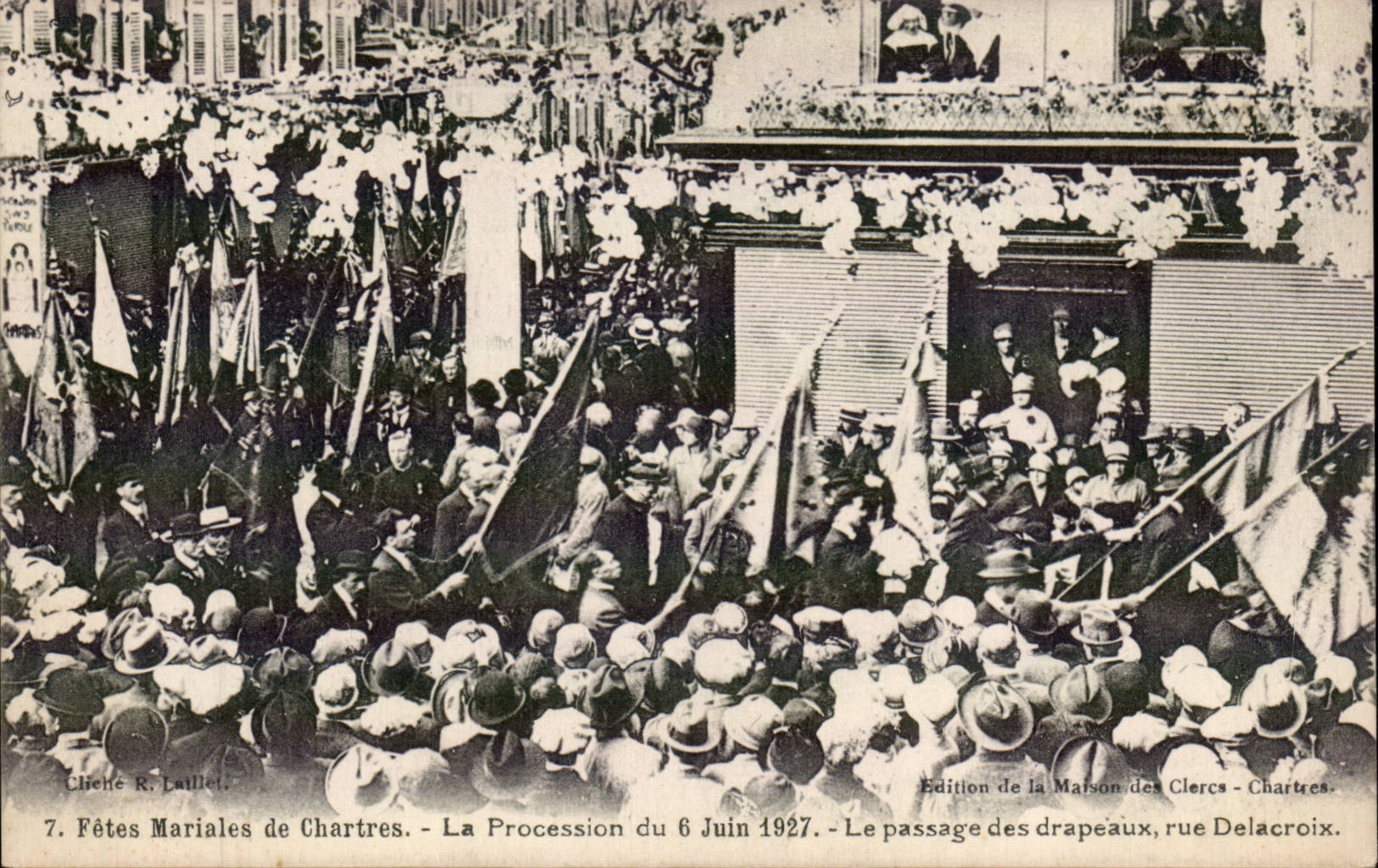 CPA Chartres Fetes mariales 6 juin 1927 Le passage des drapeaux Rue Delacroix
