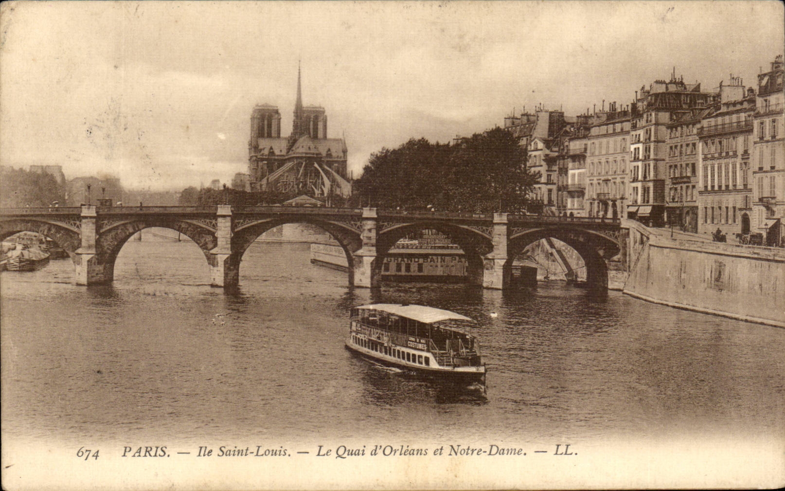 CPA Paris Ile Saint Louis Le quai d'Orleans et Notre Dame