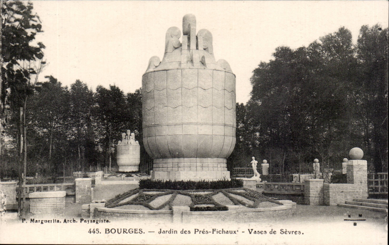 CPA Bourges Jardin des Pres Fichaux Vases de Sevres