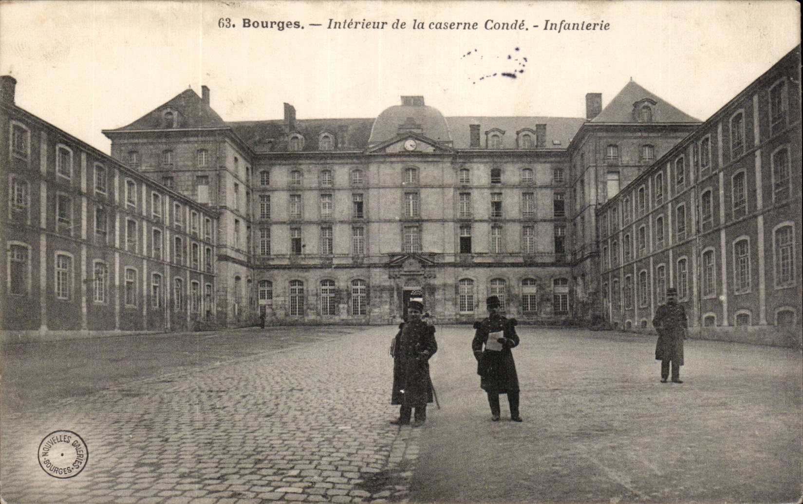 CPA Bourges Interieur de la caserne Conde Infanterie Militaria 