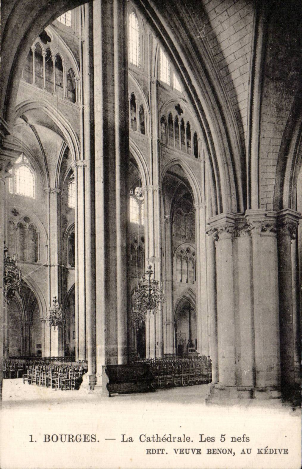 CPA Bourges La cathedrale Les 5 nefs