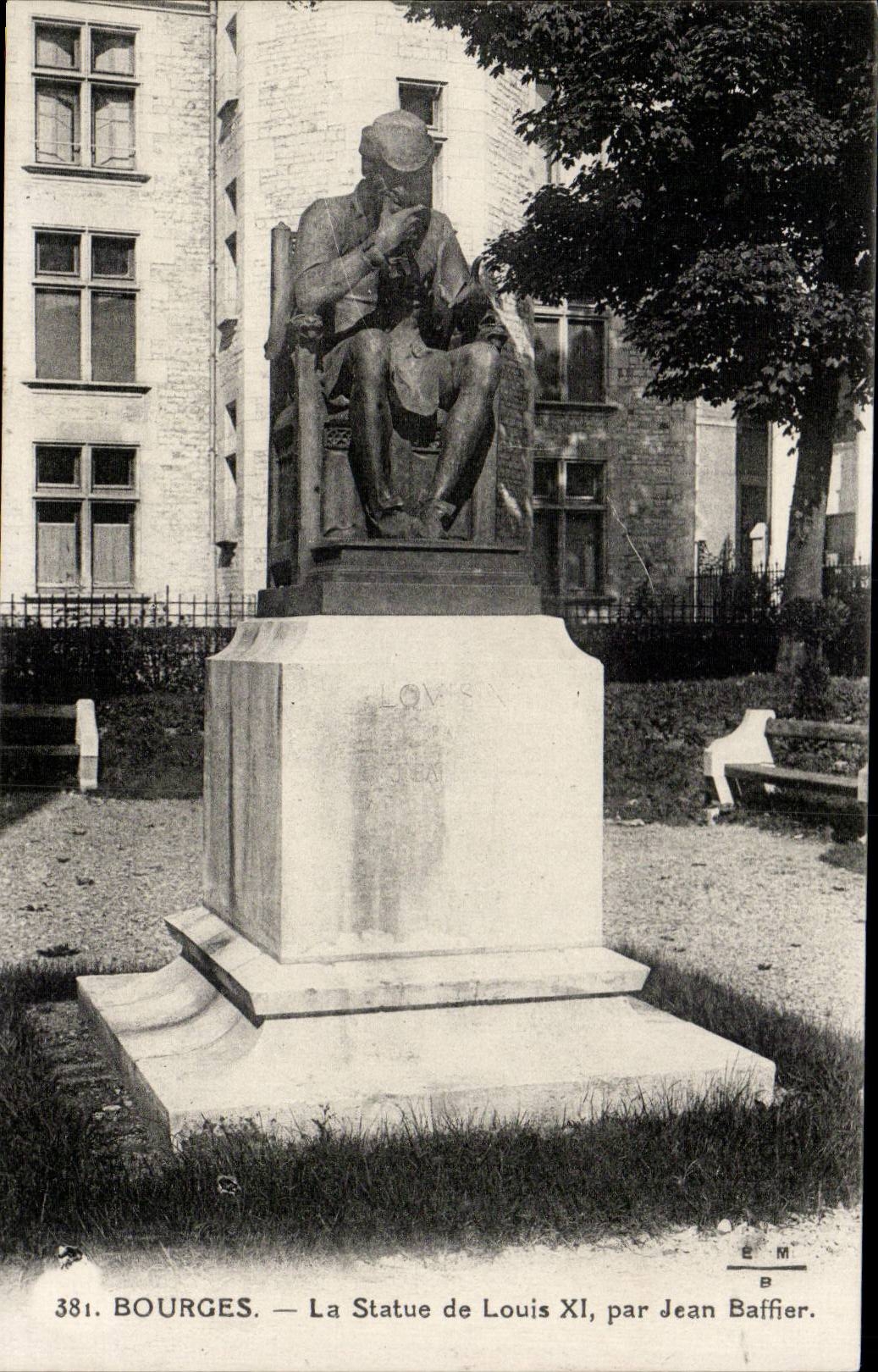 CPA Bourges La statue de Louis XI par Jean Baffier