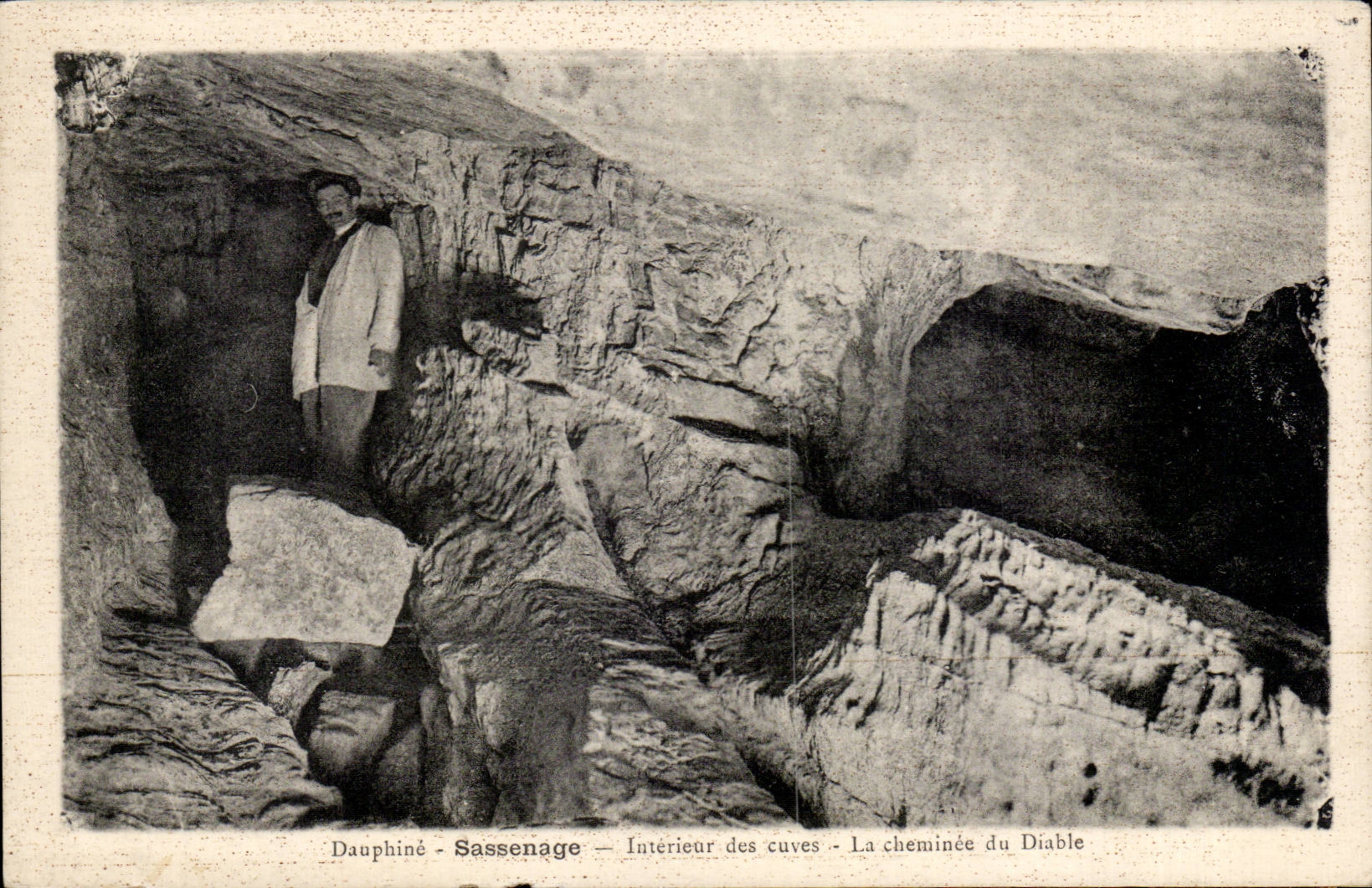 CPA Dauphine Sassenage Interieur des cuves La cheminee du diable 