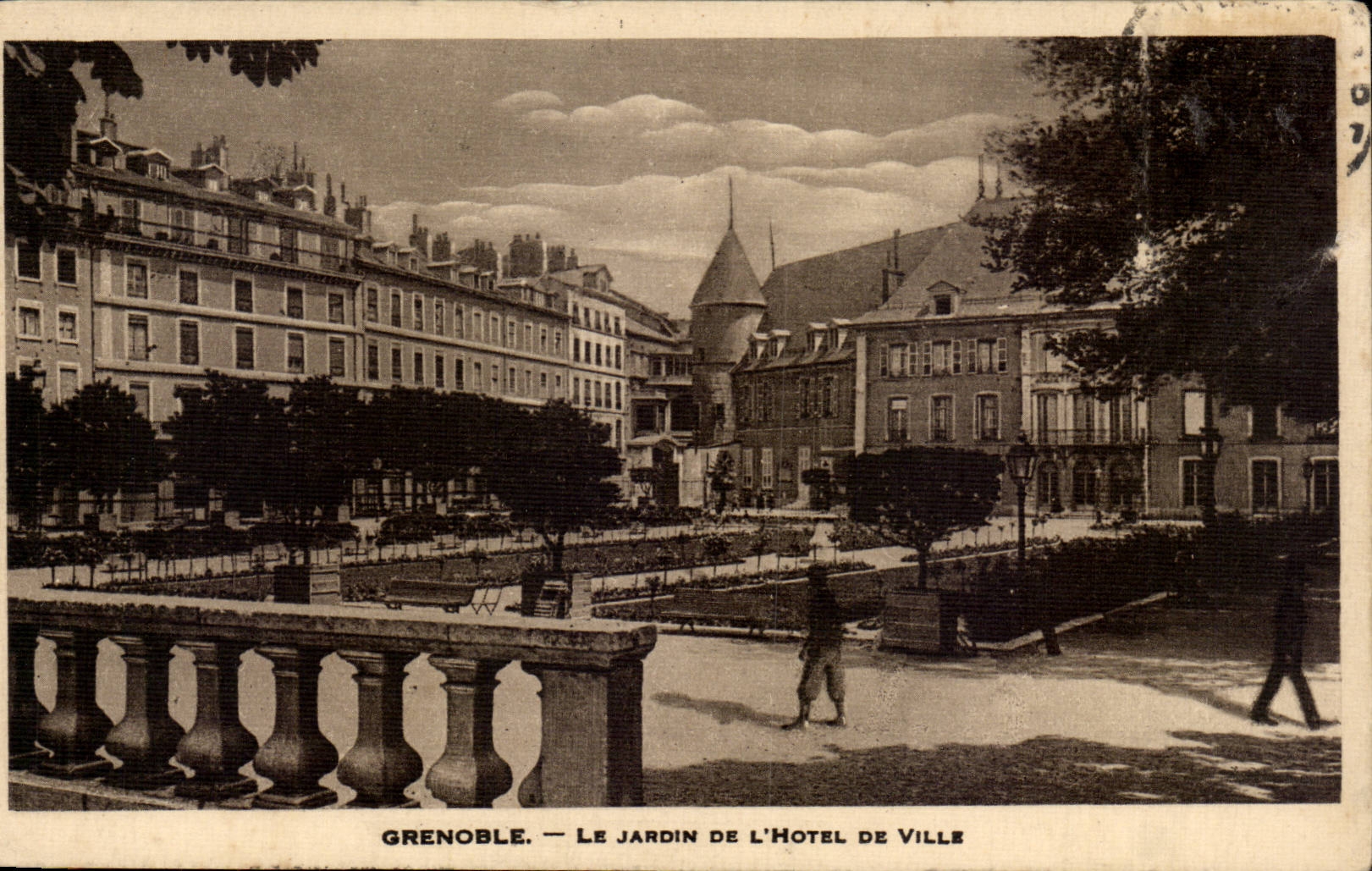 CPA Grenoble Le jardin de l'hotel de ville