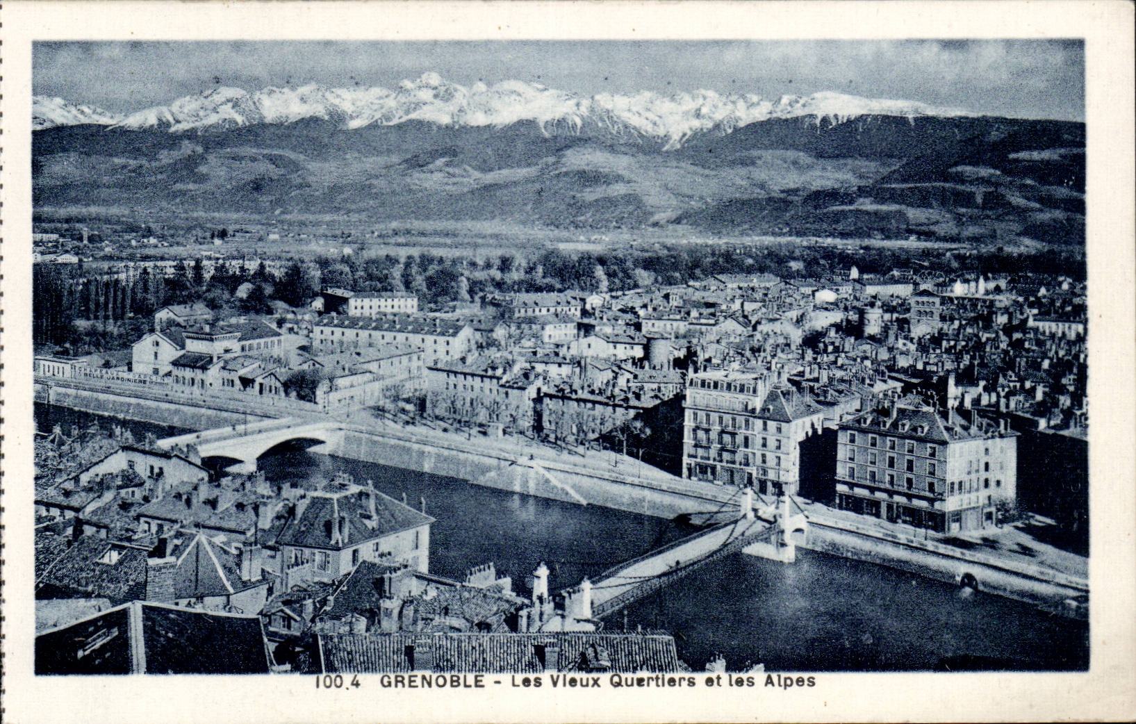 CPA Grenoble Le vieux quartier et les Alpes