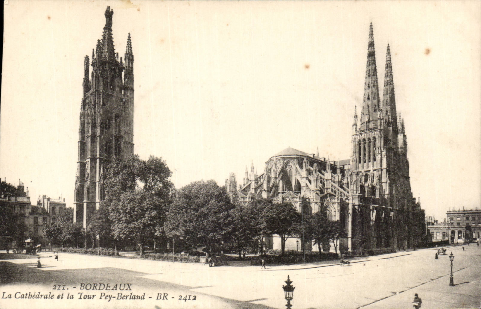 CPA Bordeaux La cathedrale et la Tour Pey Berland