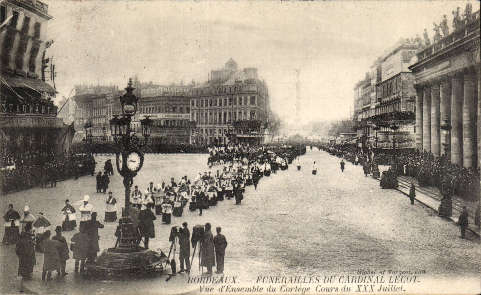 CPA Bordeaux Funerailles du cardinal Lecot Vue d'ensemble du cortege Cours du XXX Juillet