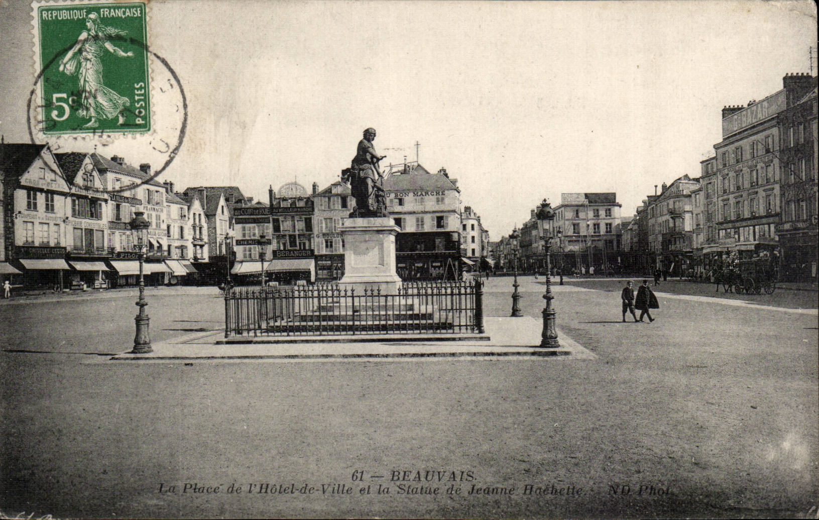 CPA Beauvais La place de l'hotel de ville et la statue de Jeanne Hachette
