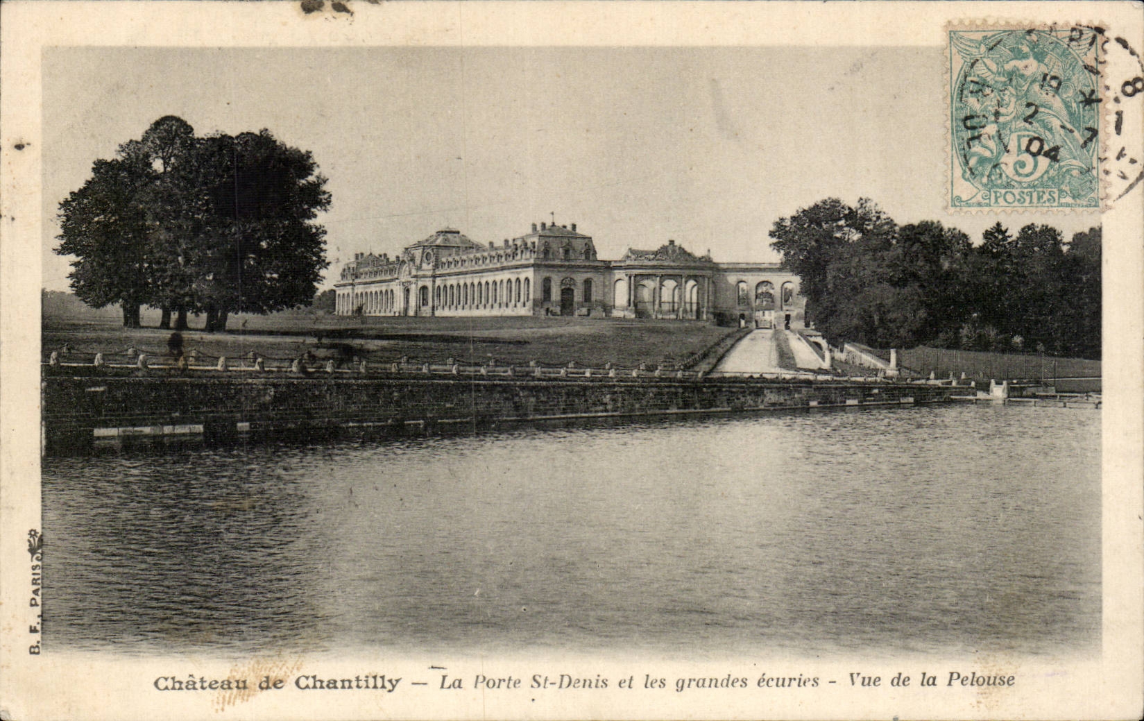 Château de Chantilly — La Porte St-Denis et les grandes écuries — Vue de la Pelouse — B.F. PARIS
