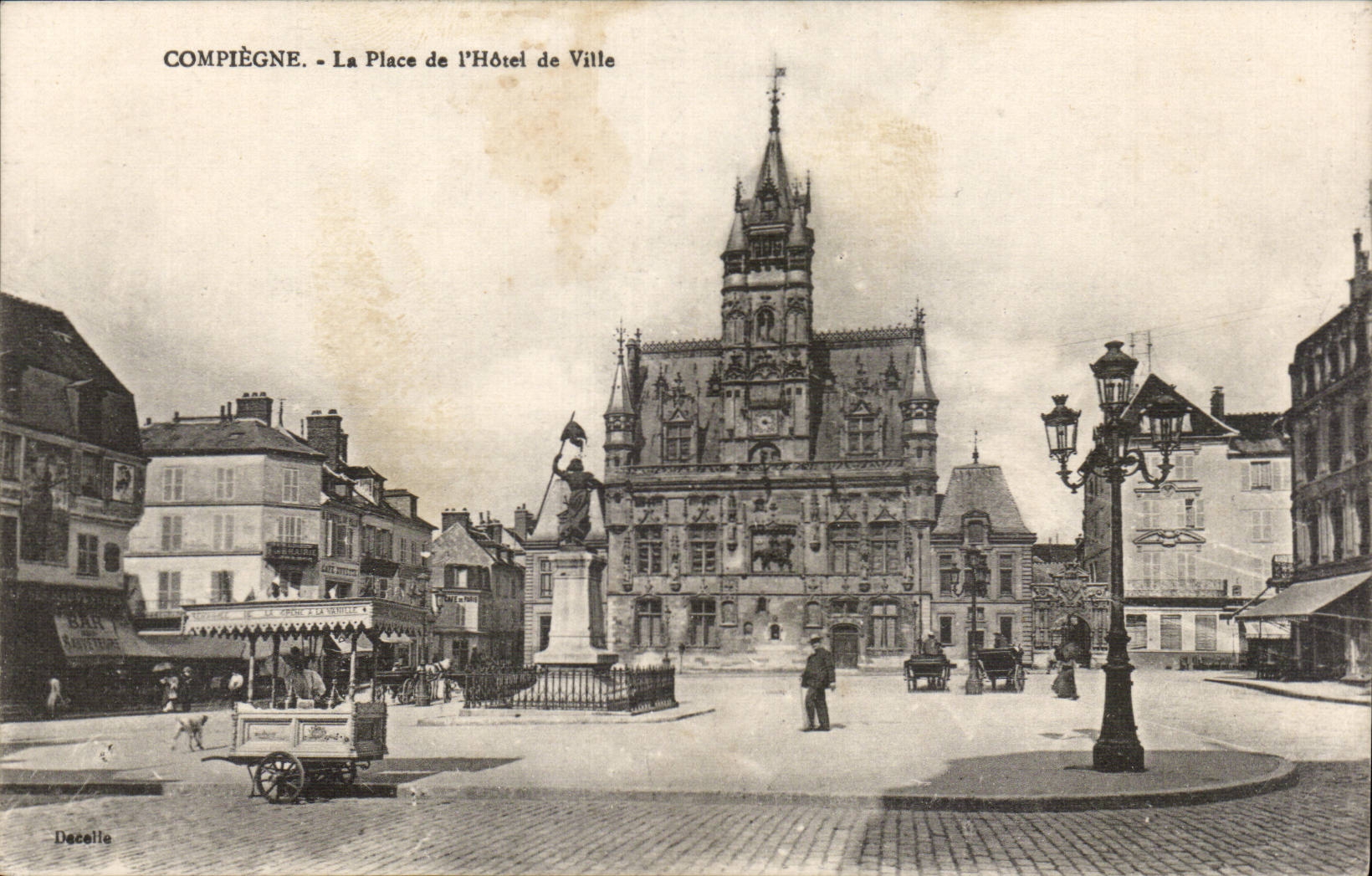 CPA Compiegne La place de l'hotel de ville