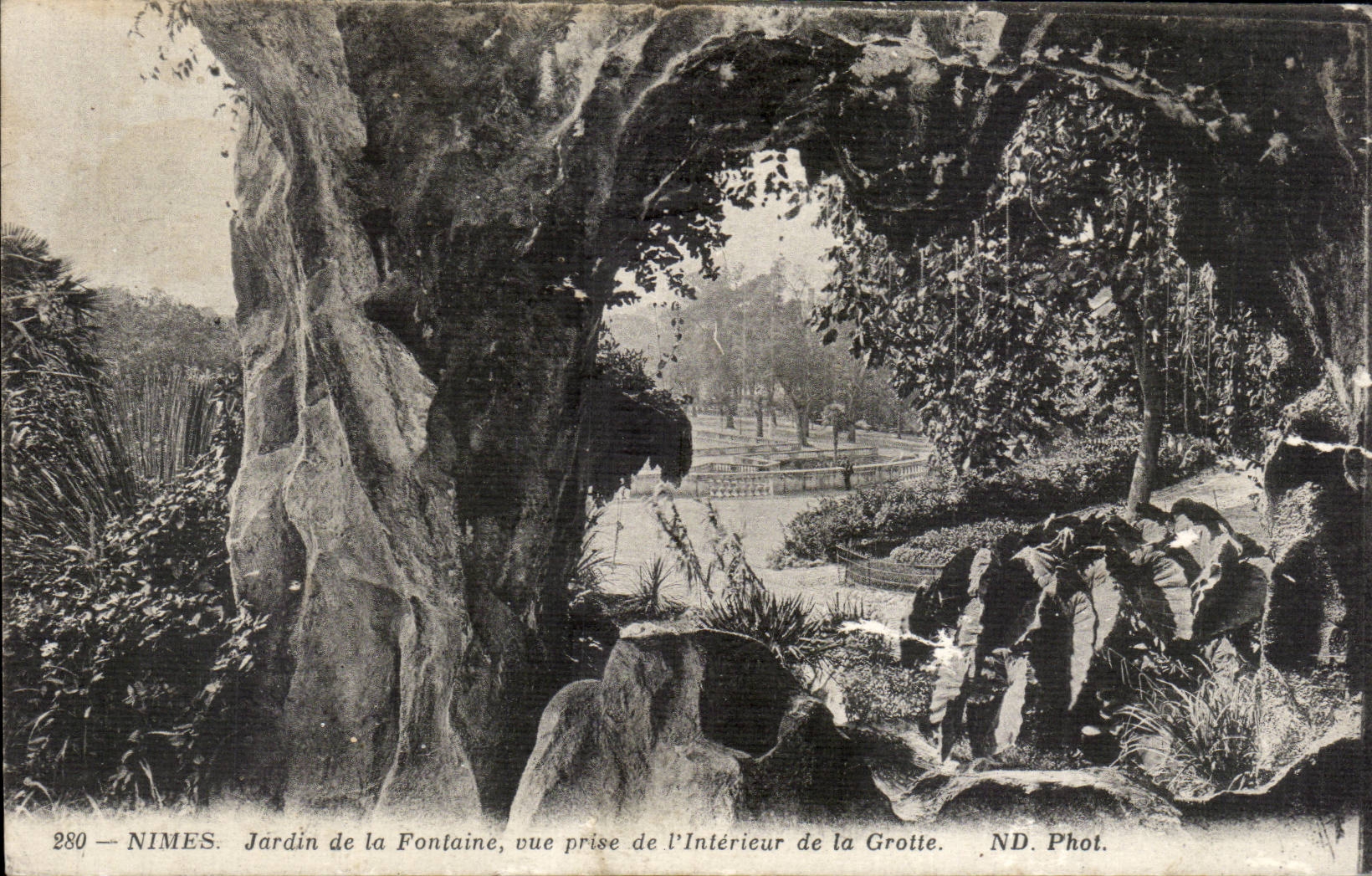 Nîmes — Jardin de la Fontaine, vue prise de l'Intérieur de la Grotte — ND. Phot. n°280