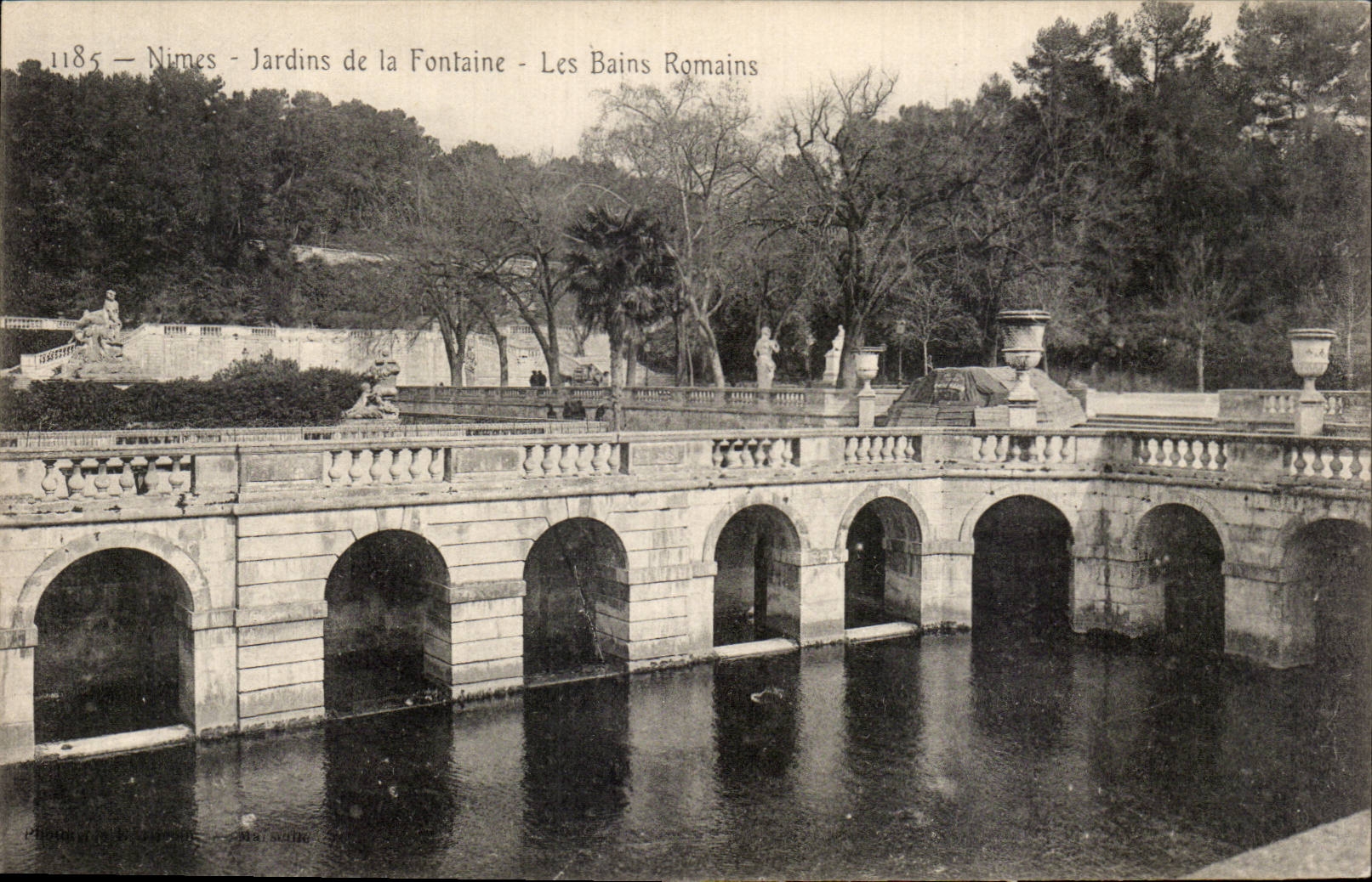 Nîmes - Jardins de la Fontaine - Les Bains Romains — Les Bains Romains — Foto der Fontaine — Nr. 1185