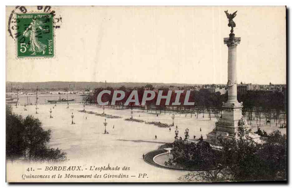 CPA Bordeaux L esplanade des Quinconces et le Monument des Girondins