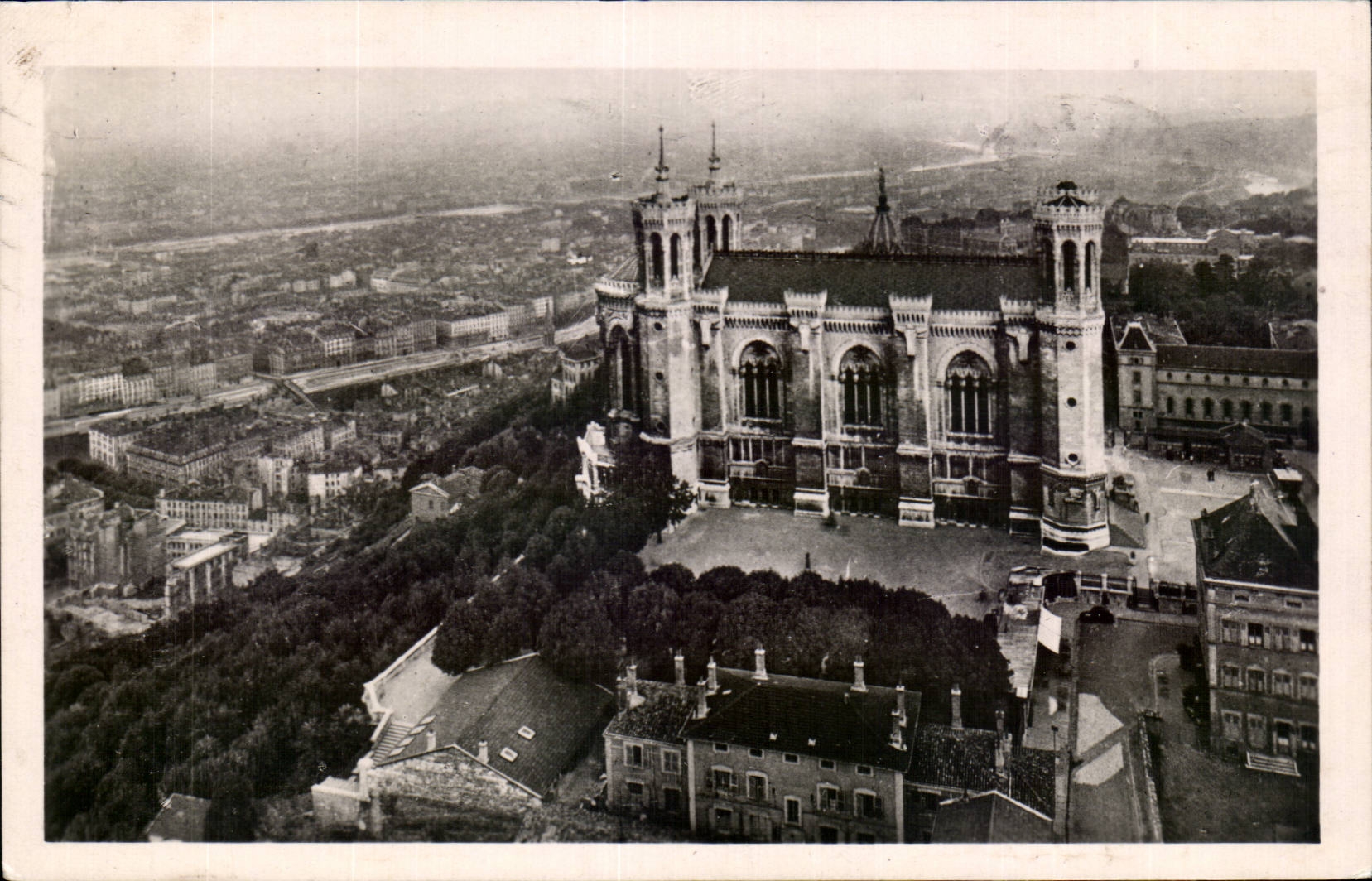 La Basilique de Fourvière et la Ville — Lyon — Éditions J. Cellard