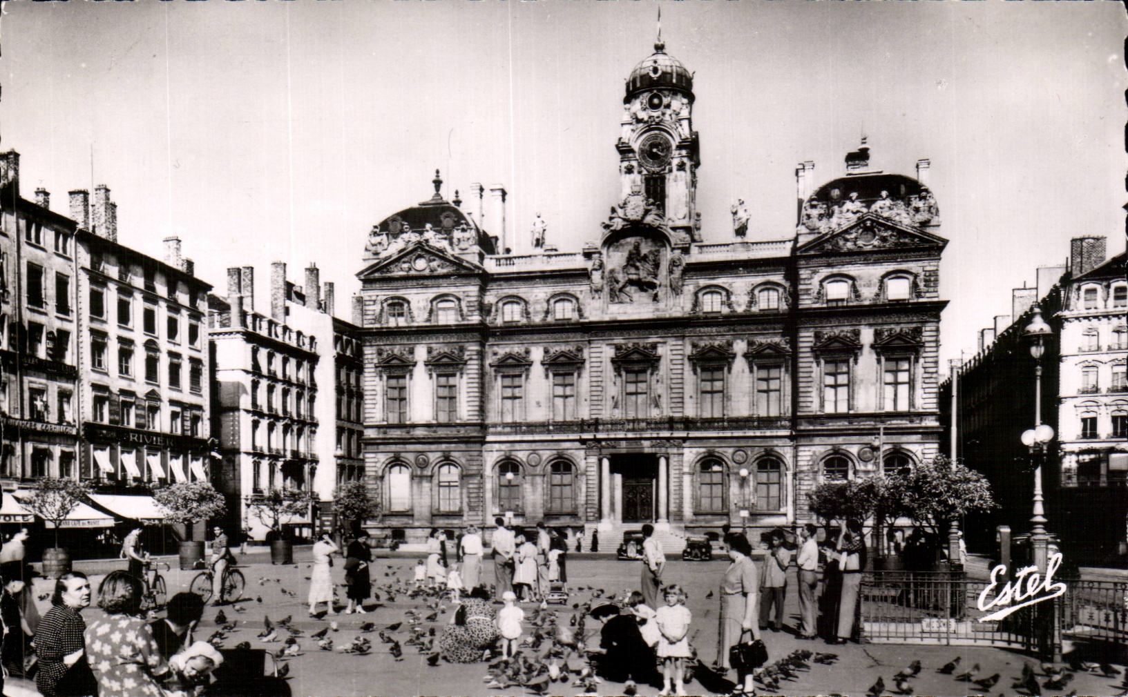 Lyon — Hôtel de Ville et Place des Terreaux — Estel