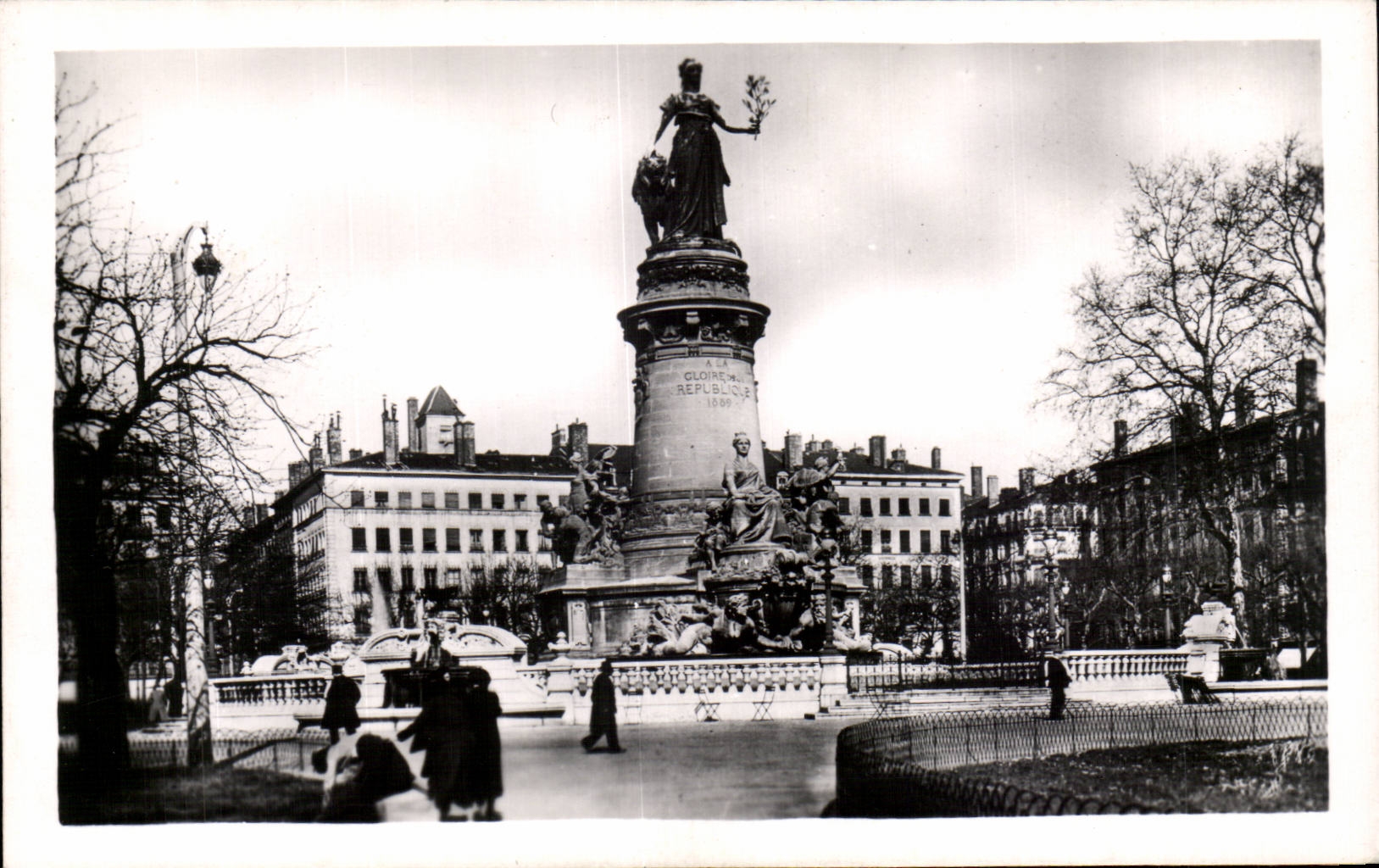 CPSM Lyon Place Carnot et monument de la Republique