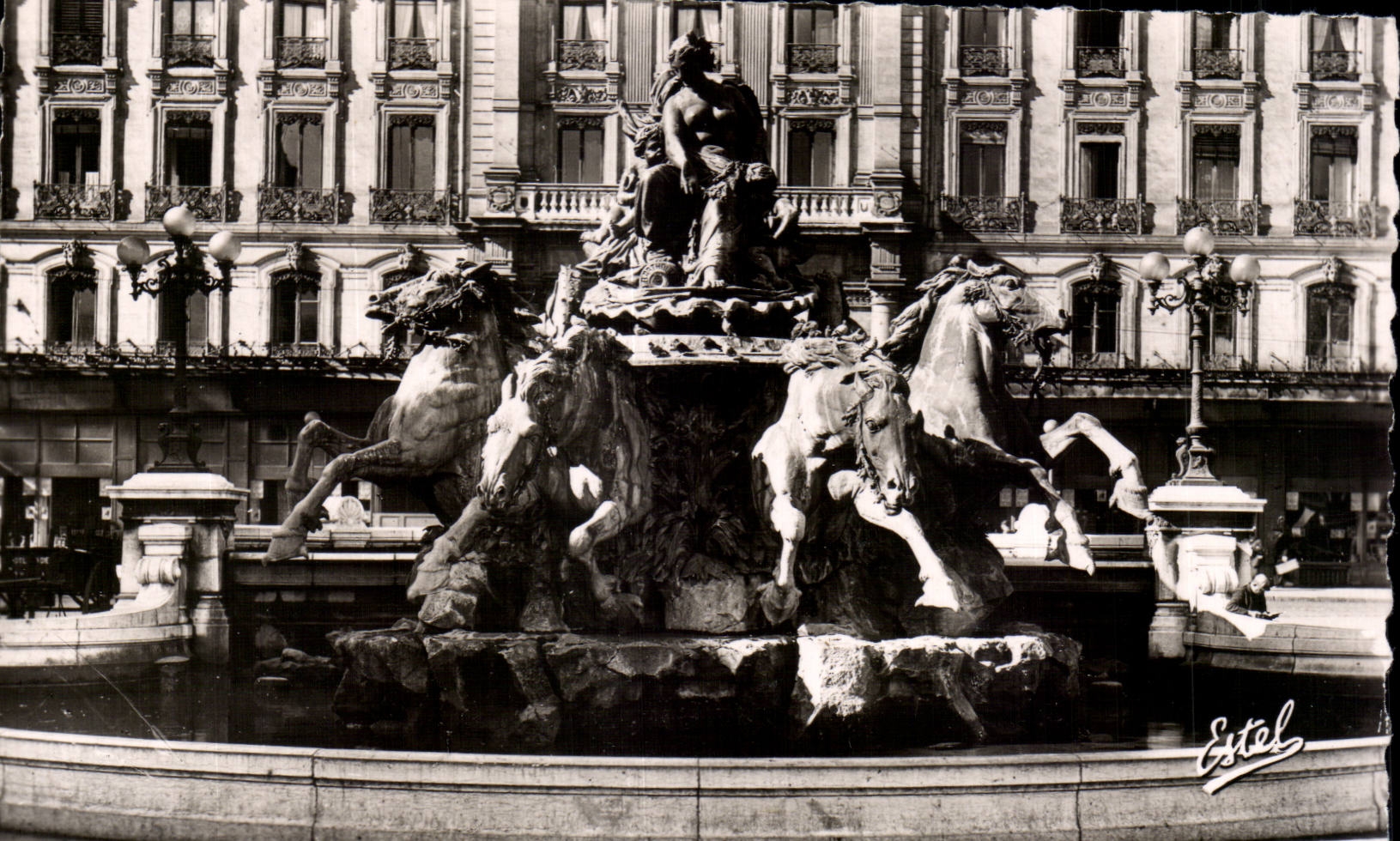 CPSM Lyon place des Terreaux Fontaine de Bartholdi